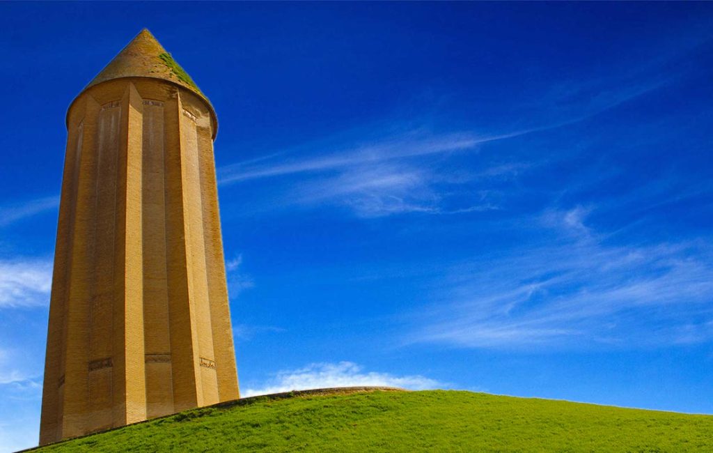 بلند ترین بنای آجری جهان، برج قابوس از جمله معروف ترین بناهای تاریخی ایران است